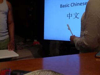 Ķīnieši skolotāja ir pieaugušais saspraude ar studente laikā privāti klase (speaking ķīnieši) sekss saspraude kino