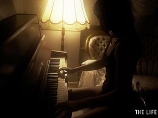 Marvellous najstnice rjavolaska igra ji muca kot a klavir keyboard