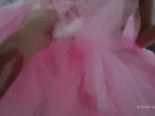 Menawan sveta menari mengenakan sebuah warna merah muda balerina tutu pakaian