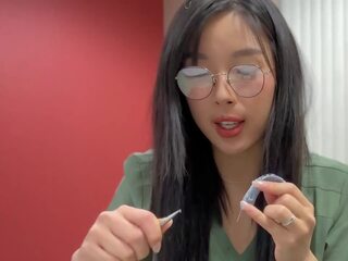 جميل الآسيوية طبي طالب في نظارات و طبيعي كس الملاعين لها مدرس و يحصل على creampied