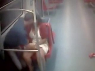 Pareja pillada follando en la metro