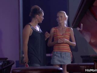 בלונדינית נוער ו - lesbain ראש נתפס משתעשע: חופשי סקס סרט 3c