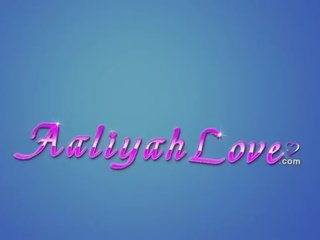 Paillard caractéristique aaliyah amour lèche jusqu'à son salive