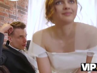 VIP4K. Beauté en robe de mariée suce une bite d'étrangers et se fait baiser