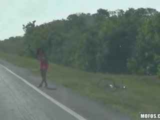 Hitchhiker adoleshent nadia capri publike seks