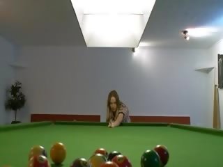 Due lesbiche masturbazione su billiard
