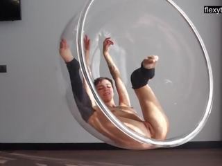 Flexibel naken gymnast sima spridning